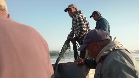 Eine-Gruppe-Von-Fischern,-Die-Versuchen,-Fische-Zu-Fangen