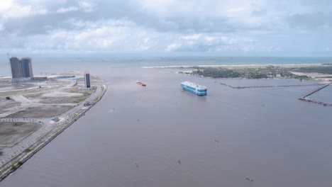 Isla-Victoria,-Lagos,-Nigeria---20-2022-De-Diciembre:-Buque-De-Carga-En-El-Canal-Commodore