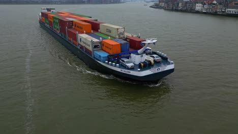 Luftaufnahme-Des-Scaldis-Containerschiffs,-Das-An-Bewölkten-Tagen-In-Dordrecht-Entlang-Der-Oude-Maas-Fährt