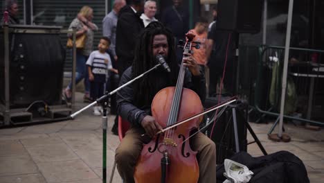 Hombre-Africano-Tocando-El-Bajo-En-La-Calle