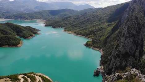 Drohne-Fliegt-über-Junge-Wanderer,-Die-Eine-Atemberaubende-Malerische-Landschaft-Im-Bovilla-see-In-Albanien-Zeigen