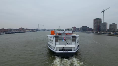 Heckansicht-Des-Scaldis-Containerschiffs,-Das-An-Bewölkten-Tagen-In-Dordrecht-Entlang-Der-Oude-Maas-Fährt