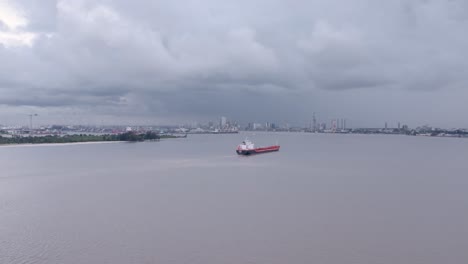 Victoria-Island,-Lagos,-Nigeria--dezember-20-2022:-Frachtschiff-Im-Kommodore-kanal