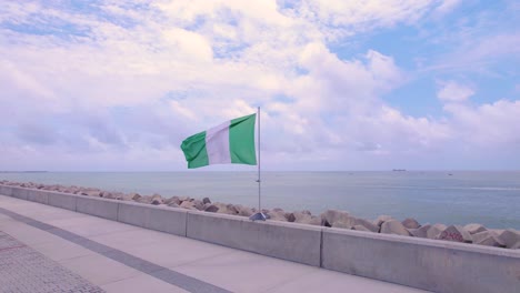 Isla-Victoria,-Lagos,-Nigeria---1-De-Octubre-De-2022:-La-Bandera-De-Nigeria-Ondeando-En-El-Viento-El-Día-De-La-Independencia