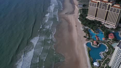 Vista-Aérea-Del-Gran-Hotel-Ho-Tram-Con-Edificios-Y-Piscina-Y-Playa-De-Surf