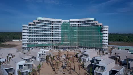 Beach-Resort-Oder-Wohnanlage-Im-Bau-Aus-Der-Luft,-Einschließlich-Hauptgebäude-Und-Villen-An-Einem-Sonnigen-Tag