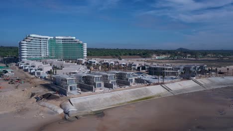 Resort-De-Playa-O-Desarrollo-Residencial-En-Construcción-Desde-Una-Vista-De-órbita-Aérea-Sobre-El-Mar,-Incluidas-Villas,-Edificio-Principal-Y-Piscina-En-Un-Día-Soleado