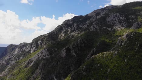 Vista-Aérea-Del-Monte-Dajti-De-Albania-Del-Pintoresco-Paisaje-Natural-No-Contaminado-Con-Cerca-De-Drones-De-Formación-Geológica-Rocosa