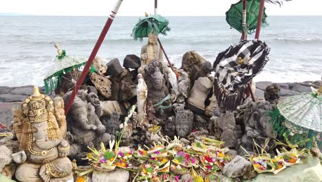 Balinese-Temple-in-Purnama-Beach,-Sukawati,-Gianyar,-Indonesian-Hinduism-in-Space-for-Worshiping-and-Praying-near-the-Holy-Water-of-the-Bali-Sea,-Local-People