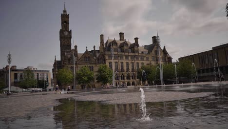 Kind-Springt-An-Einem-Sonnigen-Tag-über-Einen-Wasserbrunnen-Vor-Dem-Rathaus-Von-Bradford