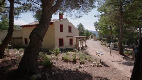 Empfang-Des-Mediterranen-Botanischen-Gartens-Von-Torretes,-Ibi-Spanien