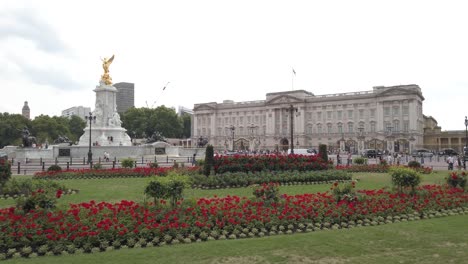 El-Palacio-De-Buckingham-Y-El-Memorial-De-La-Victoria,-Los-Jardines-Y-El-Tráfico-De-Londres-En-Un-Día-Nublado