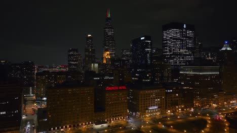 Vista-Aérea-Alrededor-Del-Hotel-Del-Congreso-Y-El-Paisaje-Urbano-De-Bucle,-Noche-En-Chicago,-Estados-Unidos