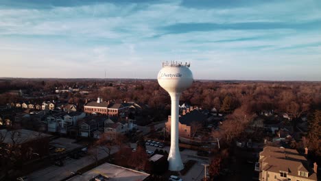 Empuje-La-Antena-Ascendente-De-La-Torre-Del-Tanque-De-Agua-De-Libertyville,-Illinois,-EE.-UU.-Atardecer-Aéreo-4k