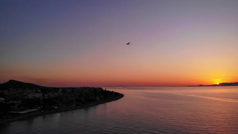 Näherndes-Flugzeug-Zum-Flughafen-Während-Des-Sonnenuntergangs-Auf-Einer-Griechischen-Insel