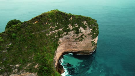 Kelingking-Beach,-4k-Drone-Pan-of-Cliff-at-Nusa-Penida,-Indonesia