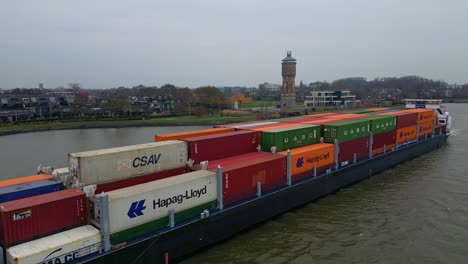 Antena-Fuera-Del-Lado-Del-Puerto-Del-Buque-Portacontenedores-Scaldis-Navegando-Pasado-A-Lo-Largo-De-Oude-Maas-En-Día-Nublado-En-Dordrecht