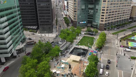 Kleiner-Campus-Martius-Park,-Umgeben-Von-Wolkenkratzern-Von-Detroit,-Luftdrohnenansicht