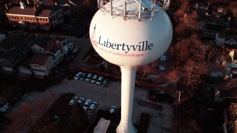 Antena-Ascendente-De-La-Torre-Del-Tanque-De-Agua-De-Libertyville,-Illinois,-Antena-De-Puesta-De-Sol-De-Estados-Unidos-4k