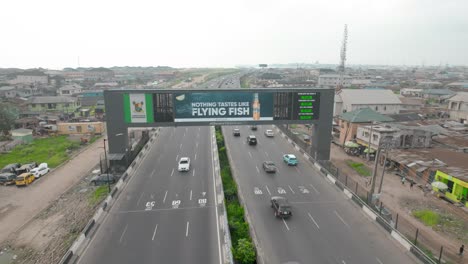 Oworosoki,-Lagos,-Nigeria--dezember-20-2022:-Stadtbild-Von-Oworosoki-Auf-Dem-Lagos-festland-In-Richtung-Der-Dritten-Festlandbrücke