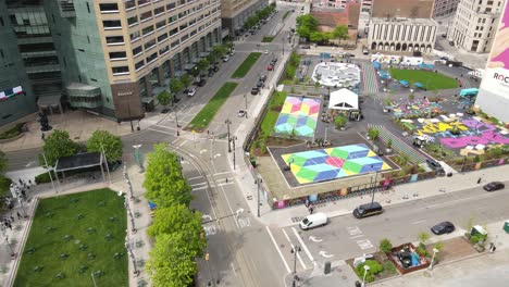 La-Calle-Monroe-A-Mitad-De-Camino-En-Detroit,-Michigan,-Cerca-Del-Parque-Martius-Del-Campus,-Vista-De-Drones