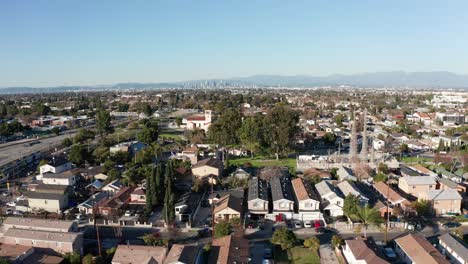 Amplia-Toma-Aérea-De-Las-Torres-Watts-Con-El-Tren-Del-Metro-Pasando-Por-Los-Ángeles,-California