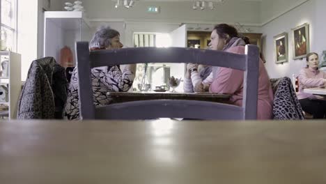 Ladies-seated-waiting-for-their-lunch-to-be-served-in-the-castle-cafe-in-Oakham,-Rutland,-England