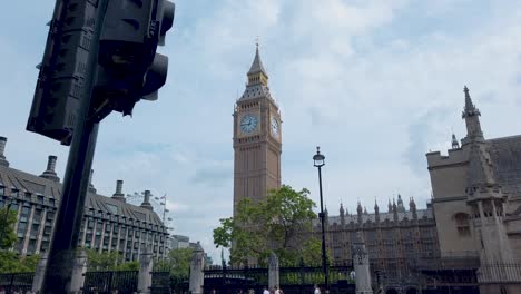 Camina-Al-Lado-Del-Big-Ben-Con-El-Palacio-De-Westminster-Al-Frente,-Gente-Caminando