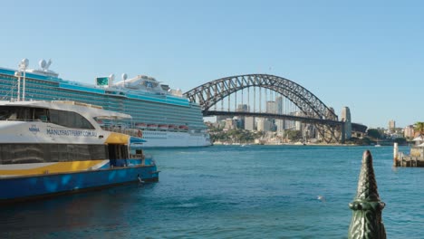 Turistas-Y-Gran-Crucero-En-La-ópera-De-Sydney-En-Circular-Quay-En-Sydney-Cbd