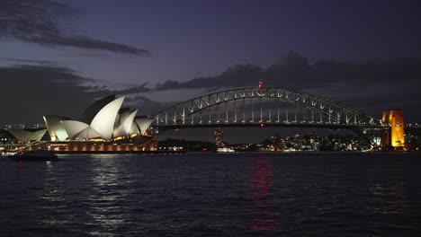 Nächtlicher-Blick-Auf-Das-Opernhaus-Von-Sydney-Und-Die-Hafenbrücke-In-Nsw-Australien,-Einem-Berühmten-Weltreiseziel