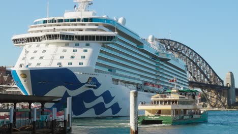 Tourists-and-big-cruiser-at-Sydney-Opera-House-at-circular-quay-in-Sydney-CBD