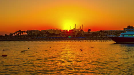Goldener-Sonnenuntergang-Im-Zeitraffer-über-Dem-Beach-Albatros-Resort-In-Hurghada,-ägypten