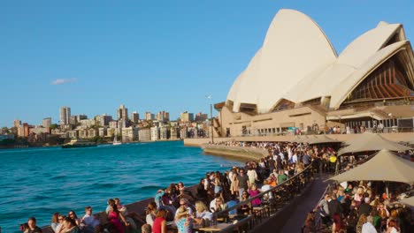 Turistas-Y-Gran-Crucero-En-La-ópera-De-Sydney-En-Circular-Quay-En-Sydney-Cbd