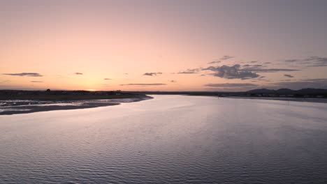 Langsamer-Drohnenflug-über-Die-Bucht-Von-Dundalk,-Während-Die-Sonne-Untergeht-Und-Der-Himmel-Rosa-Leuchtet