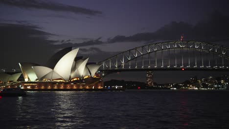 Vista-Nocturna-De-La-ópera-De-Sydney-Y-El-Puente-Del-Puerto-En-Nsw,-Australia,-Famoso-Destino-Mundial-Para-Viajeros