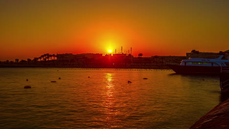 Sonnenuntergang-Im-Zeitraffer-Hinter-Einem-Hotel-Und-Resort-Am-Roten-Meer-In-ägypten