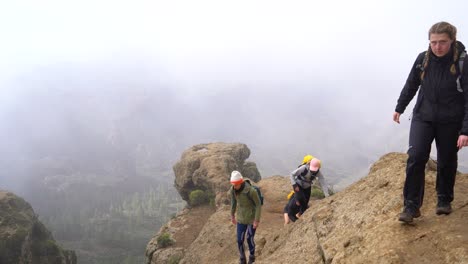 Las-Palmas-De-Gran-Canaria,-Spanien---24.-Januar-2023:-Wandergruppe,-Die-An-Einem-Nebligen-Morgen-Auf-Der-Gran-Canary-Island,-Spanien,-Zum-Roque-Nublo-Aufsteigt