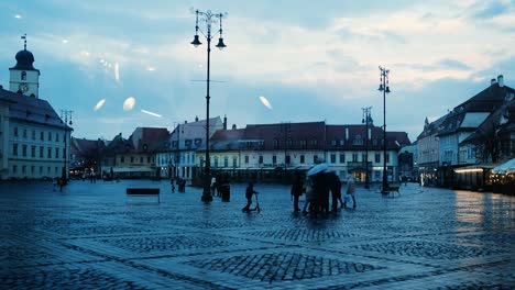 Timelapse-De-Personas-Caminando-En-La-Gran-Plaza-De-Sibiu,-Rumania