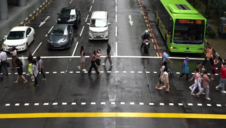 Escena-Callejera-Con-Multitudes-De-Personas-Cruzando-Una-Intersección-En-El-Distrito-Central-De-Negocios,-Robinson-Road-En-Singapur