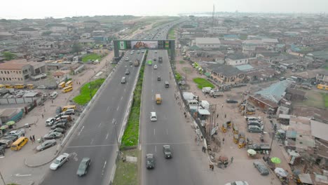 Oworosoki,-Lagos,-Nigeria--dezember-20-2022:-Stadtbild-Von-Oworosoki-Auf-Dem-Lagos-festland-In-Richtung-Der-Dritten-Festlandbrücke