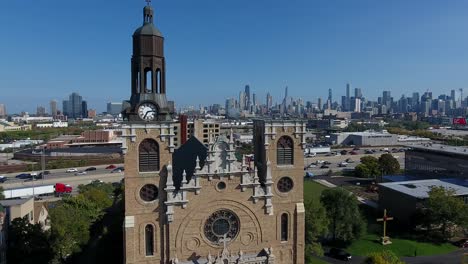 Chicago-Usa,-Vista-Aérea,-Iglesia-De-St-Stanislaus-Kostka-Y-Tráfico-De-La-Autopista-Interestatal-90-En-El-Soleado-Día-De-Otoño,-Revelando-Disparos-De-Drones