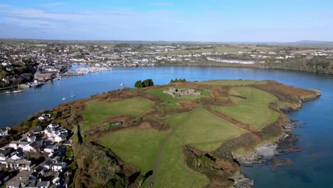 Amplias-Imágenes-Aéreas-Panorámicas-Girando-Sobre-La-Península-Con-Un-Antiguo-Fuerte-Y-Sobre-El-Pueblo-De-Vacaciones-De-Castlepark-Y-El-Puerto-Deportivo-De-Yates-En-Kinsale,-Irlanda