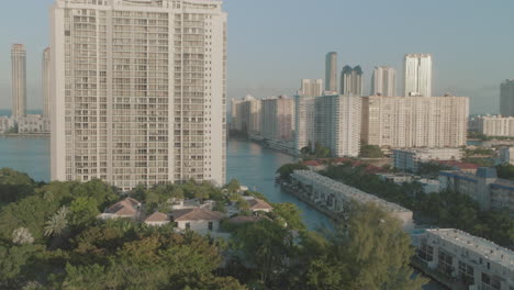 Miami-Aventura-Luxusgebäude-Während-Des-Sonnenuntergangs-Am-Marina-008---Blick-Vom-Boden-17