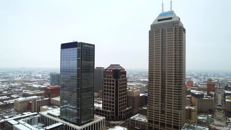 Edificio-Del-Banco-Bmo-Harris,-Fuerza-De-Ventas-Y-Torres-Financieras-Regionales-En-El-Centro-De-La-Ciudad-De-Indianapolis,-Indiana