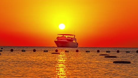 Roter-Sonnenaufgang-Hinter-Der-Silhouette-Eines-Freizeitboots,-Fusionszeitraffer