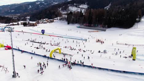 Antena-Revelar-Tiro-Inclinado-Hacia-Abajo-De-Esquiadores-De-Fondo-En-Val-Di-Fiemme-Italia