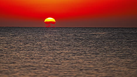 Zeitraffer-Des-Sonnenuntergangs-Am-Horizont,-Bis-Er-Im-Ozean-Oder-Meer-Verschwindet