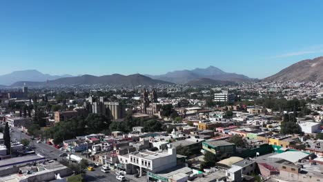 Saltillo-In-Mexiko-Ist-Eine-Pulsierende-Stadt,-Umgeben-Von-Dramatischen-Bergketten,-Strahlend-Blauem-Himmel-Und-Einem-Geschäftigen-Geschäftsleben