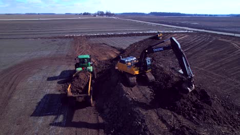 La-Excavadora-Agarra-El-Suelo-Y-Lo-Mueve-En-Un-Tractor-En-El-Paisaje-Rural