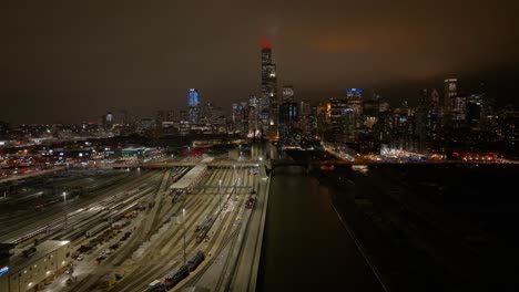 Volando-Sobre-El-Río-Hacia-La-Torre-Sears,-Noche-Nublada-En-South-Loop,-Chicago,-Ee.uu.